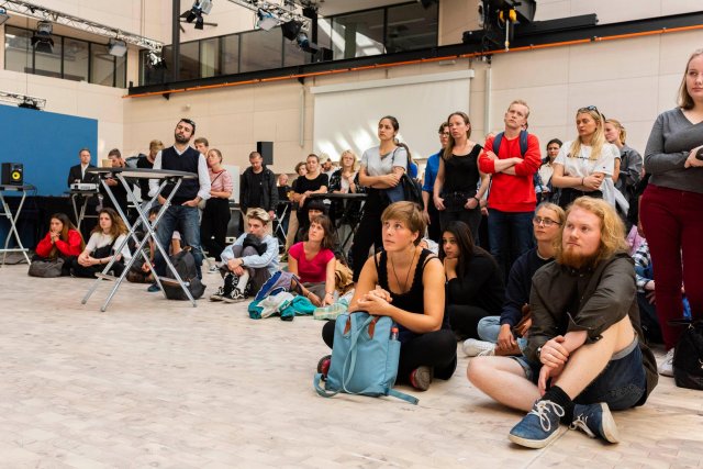 Samling av studenter. Lenke til Studier og opptak